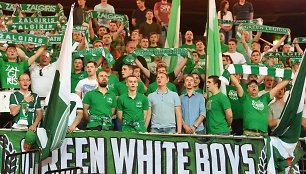 „Green White Boys“ fanų klubo nariai mylimą komandą lydi į išvykas