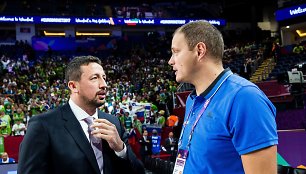 H.Turkoglu kalbasi su slovėnu R.Nesterovičiumi per Europos krepšinio čempionatą Stambule.