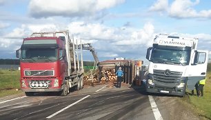 Rąstai užtvėrė eismą Šiaulių aplinkkeliu