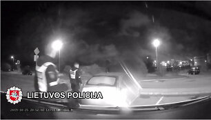 klaipedos-policija-neslepia-vaizdo-iraso-kaip-reido-metu-mire-20-metis-vairuotojas