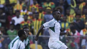 Nigerijos futbolininkai, kairėje – Emmanuelis Emenike