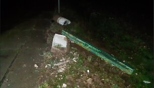 Kėdainių rajone &bdquo;Passat&ldquo; apgadino autobusų stotelę