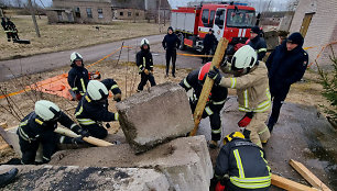 Kretingoje per pratybas mokomasi gelbėti aukas iš griuvėsių.