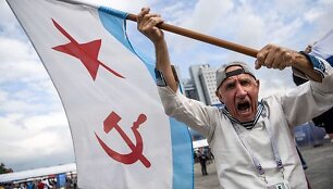 Rusas mosuoja buvusia Sovietų Sąjungos Baltijos karinio jūrų laivyno vėliava Kaliningrade
