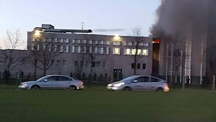 Vilniuje užsidegė Tarptautinės teisės ir verslo aukštosios mokyklos pastatas, evakuoti studentai