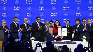 D. Trumpas pasira&scaron;ė Taikos tarybos chartiją / Imago / SNA nuotr.