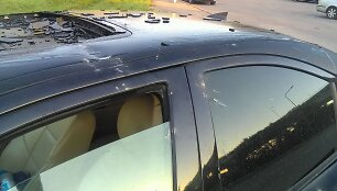 Kaune ant važiuojančio automobilio užkrito betono luitas