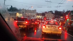 Dėl avarijos ant Vilijampolės tilto nusidriekė spūstis