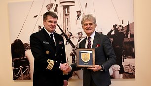 Karinių jūrų pajėgų vadas jūrų kpt.Giedrius Premeneckas ir Klaipėdos valstybinio jūrų uosto direkcijos generalinis direktorius Algis Latakas.