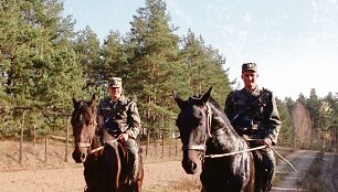 Lazdijų rinktinės pasieniečiai prie&scaron; 18 metų patruliuodavo raiti.
