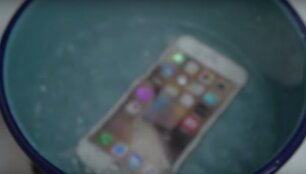 &bdquo;iPhone 6s&ldquo; telefonas verdančiame vandenyje