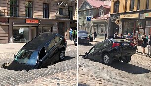 Rygoje į gatvėję atsivėrusią smegduobę įkrito du automobiliai
