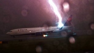 Keleivis užfiksavo į lėktuvą trenkiantį žaibą