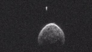Pro Žemę naktį į antradienį praskriejęs asteroidas ir jo palydovas