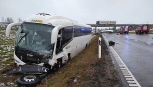 Kėdaini rajone į avariją pakliuvo keleivinis autobusas, žuvo žmogus