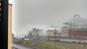 Italijoje Genujos mieste sugriuvo greitkelio viadukas