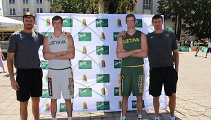 Darju&scaron;as ir K&scaron;i&scaron;tofas Lavrinovičiai prie savo antrininkų