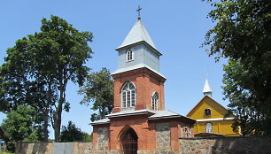 Dieveni&scaron;kių miestelio varpinė ir bažnyčia