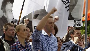 Rusijos opozicijos lyderis Aleksejus Navalnas (centre)