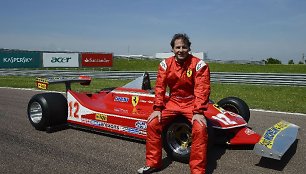 Jacquesas Villeneuve'as vairuoja savo tėvo, žuvusio prieš 30 metų, bolidą