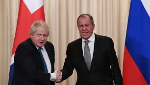 Borisas Johnsonas ir Sergejus Lavrovas 