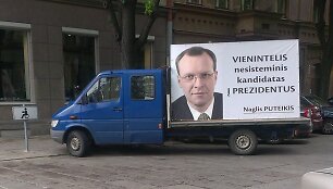 Naglio Puteikio reklaminis automobilis neįgaliųjų vietoje