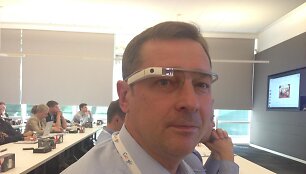 Artūras Zuokas matuojasi  &bdquo;Google&ldquo; akinius