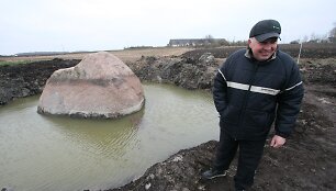 Ver&scaron;ių kaime atkastas milžini&scaron;kas akmuo