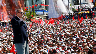R.T.Erdoganas ragina savo rėmėjus balsuoti už konstitucines pataisas