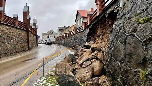&Scaron;vėk&scaron;noje trečiadienį pažiro istorinė atraminė kelio sienelė.