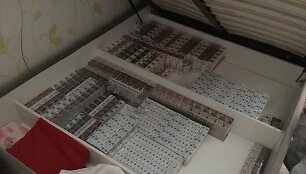 Kretingi&scaron;kė kontrabandines cigaretes slėpė ir lovoje.