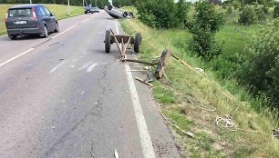 Vilniaus rajone automobilis trenkėsi į arklio traukiamą vežimą