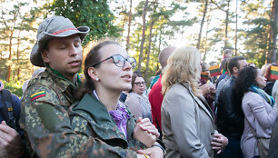 Susirinkusieji giedojo Lietuvos himną.