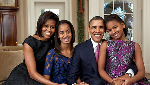 Barackas Obama su žmona Michelle Obama ir dukromis Malia, ir Sasha (de&scaron;inėje)