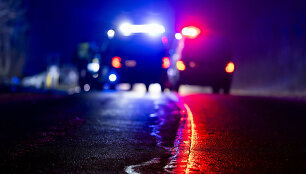 Policijos stabdomas BMW nestojo &ndash; nulėkė nuo kelio ir trenkėsi į medį: žuvo jaunas vairuotojas