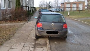 Pusiau ant šaligatvio pastatytas „Volkswagen“ automobilis