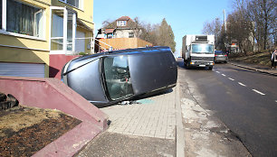 Kaune nuo kalniuko nuvažiavo ir apsivertė „Fiat“