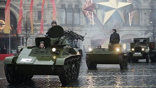 Karinis paradas Raudonojoje aik&scaron;tėje