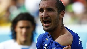 Italijos futbolininkas Giorgio Chiellini rodo petį, į kurį jam įkando Urugvajaus futbolininkas Luisas Suarezas