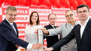 Rygos meras Nils U&scaron;akovs, &bdquo;Akropolis Group&ldquo; valdybos pirmininkė Saulė Zabulionytė, &bdquo;Benoy Europa&ldquo; architektūrinės studijos vadovas Robert Bishop, Lietuvos Respublikos Ambasadorius Latvijoje Artūras Žurauskas ir SIA &bdquo;Merks&ldquo; valdybos pirmininkas Oskars Ozolin&scaron; Rygos &bdquo;Akropolio&ldquo; pristatymo ceremonijoje
