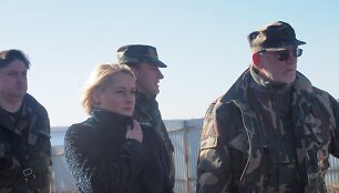 NŽT vadovė Daiva Gineikaitė kartu su VSAT pareigūnais vietoje įvertino lauko darbus, demarkuojant Lietuvos-Rusijos sieną.