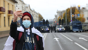 Baltarusių protestuotojas su apsaugine kauke