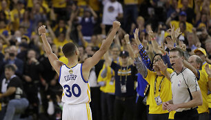 Stephenas Curry džiaugiasi