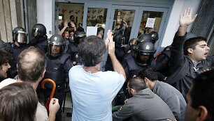 Riau&scaron;ių policija neleidžia katalonams balsuoti. 