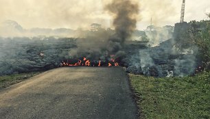 Kilauea ugnikalnio lava užklojo kelią