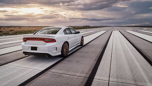 Greičiausias sedanas pasaulyje: &bdquo;Dodge Charger SRT Hellcat&ldquo;