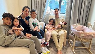 Cristiano Ronaldo pasidalijo pirmąja šeimos nuotrauka po sūnaus netekties