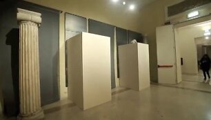 Uždengtos nuogų asmenų skulptūros Italijoje
