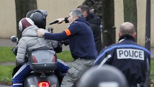 Paryžiuje netoli parduotuvės, kurioje ginkluotas vyras laiko įkaitus, sulaikyti du motoroleriu važiavę vyrai.