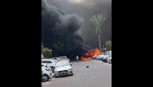 Gaisras Izraelio mieste A&scaron;kelone, kur nukrito raketa